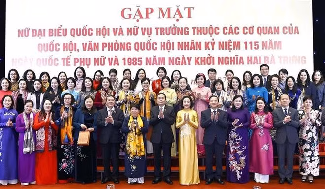 NA Chairman Tran Thanh Man and female NA deputies and officials at the meeting. (Photo: VNA)