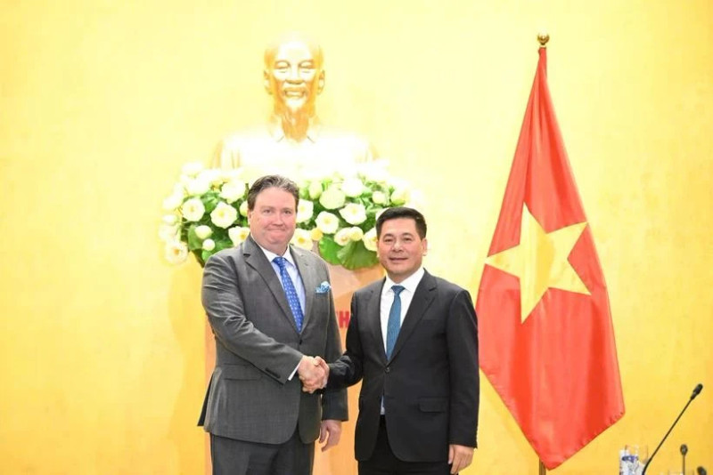 Minister of Industry and Trade Nguyen Hong Dien (R) and US Ambassador to Vietnam Marc E.Knapper at the working session. (Photo: VNA) 