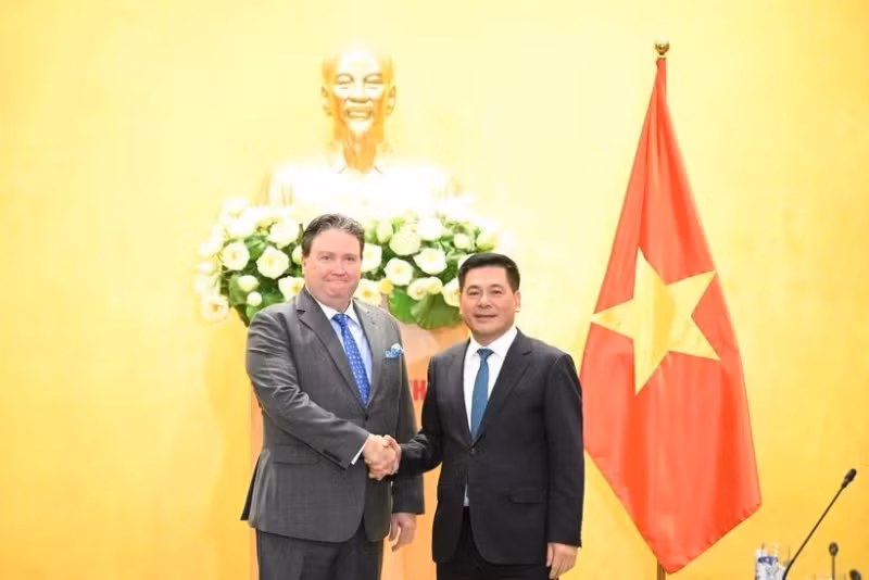Minister of Industry and Trade Nguyen Hong Dien (R) and US Ambassador to Vietnam Marc E.Knapper at the working session. (Photo: VNA) 