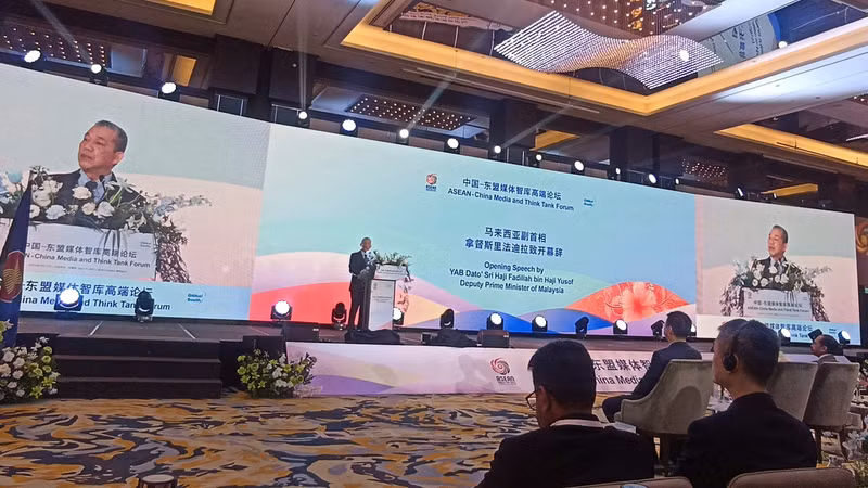 Deputy Prime Minister of Malaysia YAB Dato Sri Haji Fadillah bin Haji Yusof delivers an opening speech at the forum. (Photo: HONG HANH) 