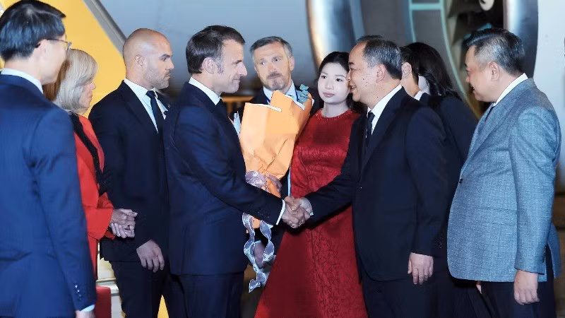 Chairman of the Presidential Office of Viet Nam Le Khanh Hai welcomes French President Emmanuel Macron and his spouse at Noi Bai International Airport. (Photo: VNA)