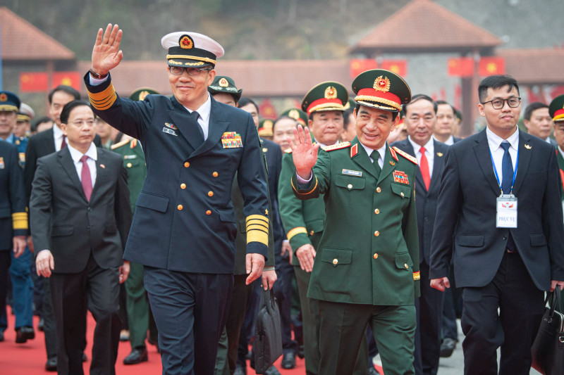 Vietnamese Minister of National Defence General Phan Van Giang (R) and Chinese Minister of National Defence Dong Jun at the Huu Nghi International Border Gate. (Photo: NDO) 