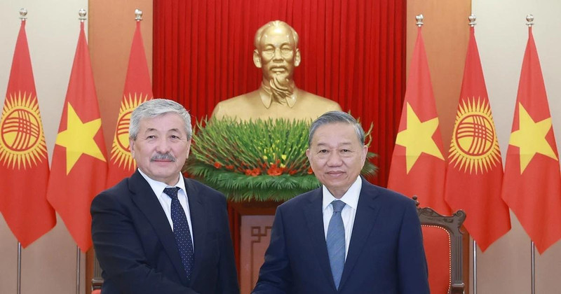 Party General Secretary To Lam (R) welcomes Kyrgyz Prime Minister Adylbek Kasymaliev in Hanoi on March 6. (Photo: VNA) 