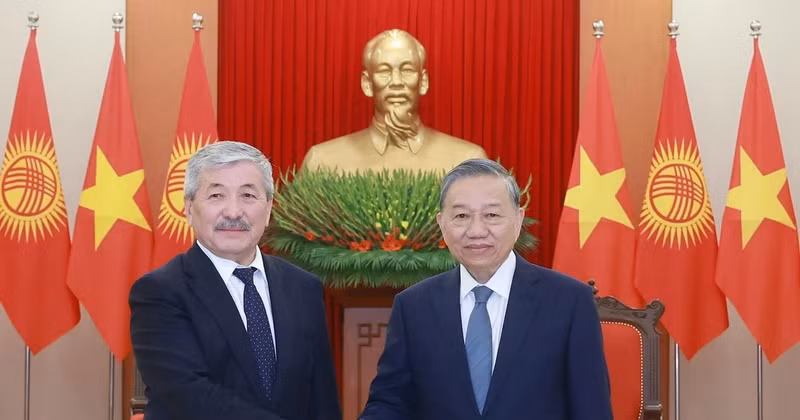 Party General Secretary To Lam (R) welcomes Kyrgyz Prime Minister Adylbek Kasymaliev in Hanoi on March 6. (Photo: VNA) 
