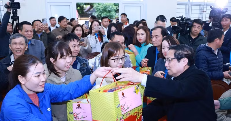 Prime Minister Pham Minh Chinh presents Tet gifts to workers in Ngoc Lac district, Thanh Hoa province, on January 26. (Photo: VNA)