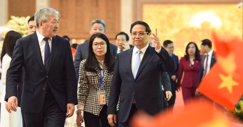 Prime Minister Pham Minh Chinh and his Kyrgyz counterpart Adylbek Kasymaliev the signing ceremony.
