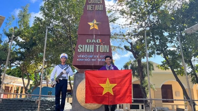 Dr Le Lam and teachers have gone to many places to collect and request national flags.