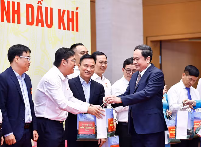 National Assembly Chairman Tran Thanh Man gives presents to outstanding workers of Petrovietnam. (Photo: VNA)