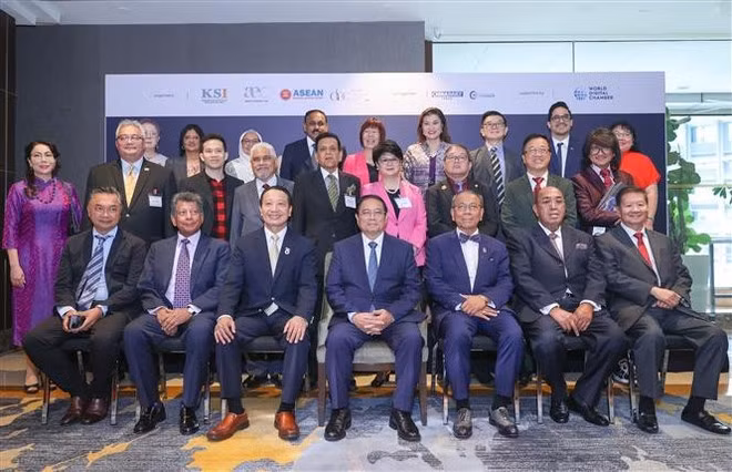 Prime Minister Pham Minh Chinh and other participants in a group photo at the ASEAN Leadership and Partnership Forum (ALPF) held in Kuala Lumpur on May 25. (Photo: VNA)