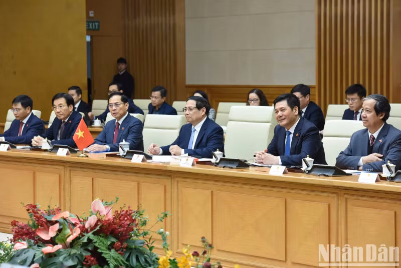 Prime Minister Pham Minh Chinh and members of the Vietnamese Government hold talks with Prime Minister Adylbek Kasymaliev .