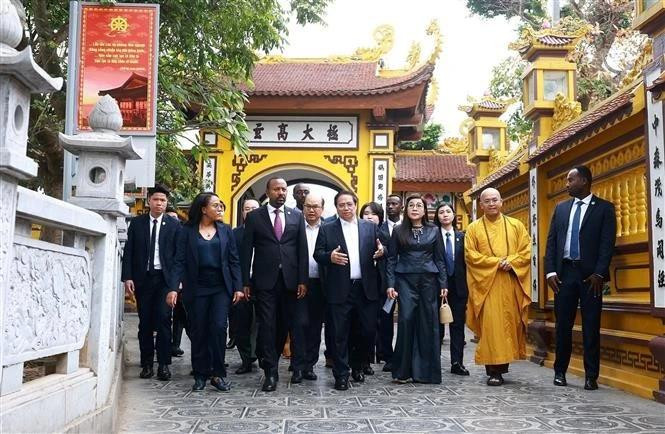 Prime Minister Pham Minh Chinh (third from left), his Ethiopian counterpart Abiy Ahmed Ali (second from left), and their spouses visit Tran Quoc Pagoda in Hanoi on April 17. (Photo: VNA) 