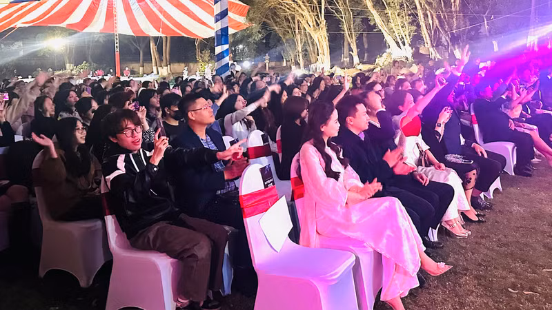 Hanoi audiences are excited with the band's performance. Hanoi audiences are excited with the band's performance.