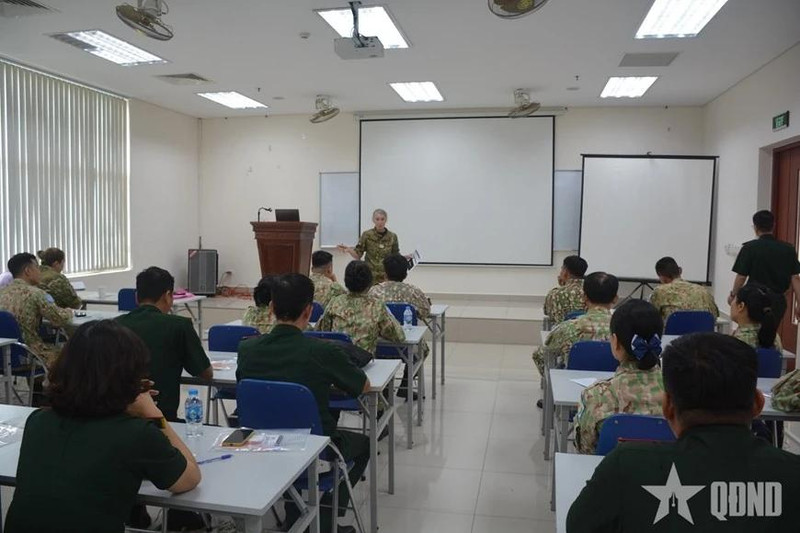 Officers and soldiers attend the training course. (Photo: qdnd.vn) 