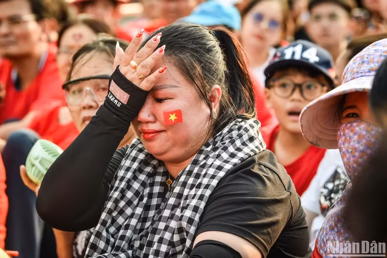 Kim Ngoc, a visitor from Hanoi, is brought to tears by the song “Mau hoa đo” ("The Red Flowers). Kim Ngoc, a visitor from Hanoi, is brought to tears by the song “Mau hoa đo” ("The Red Flowers).