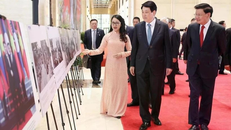 President Luong Cuong and Lao Party General Secretary and President Thongloun Sisoulith attend the exhibition (Photo: VNA) 
