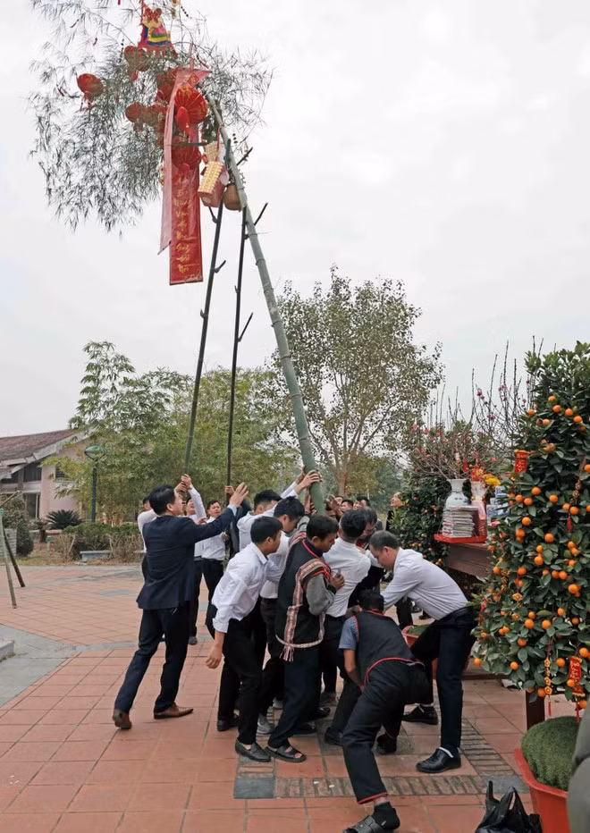 Cay Neu (Neu pole) erecting ceremony, a traditional activity in the run up to the Lunar New Year (Tet) festival, was re-enacted at the Vietnamese Ethnic Culture and Tourism Village. (Photo: VNA) Cay Neu (Neu pole) erecting ceremony, a traditional activity in the run up to the Lunar New Year (Tet) festival, was re-enacted at the Vietnamese Ethnic Culture and Tourism Village. (Photo: VNA)