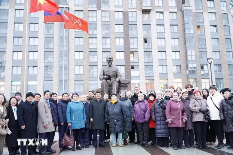 A Vietnamese delegation lays flowers at the Ho Chi Minh Monument in Saint Petersburg, Russia. (Photo: VNA) 