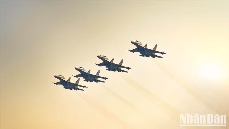 The rehearsal of Su-30MK2 fighter jets by squadrons over the skies of Bien Hoa City, Dong Nai Province.