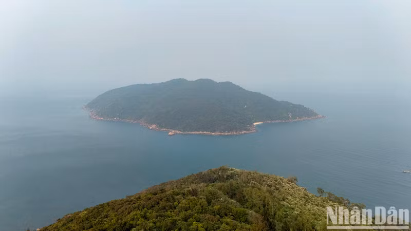 The island lies less than one kilometre from the easternmost point of the Hai Van Pass.