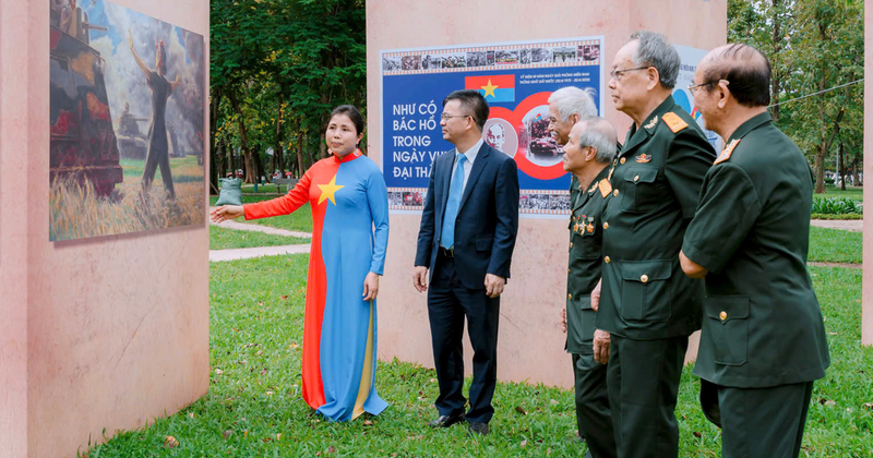 The exhibition attracts great interest from war veterans.