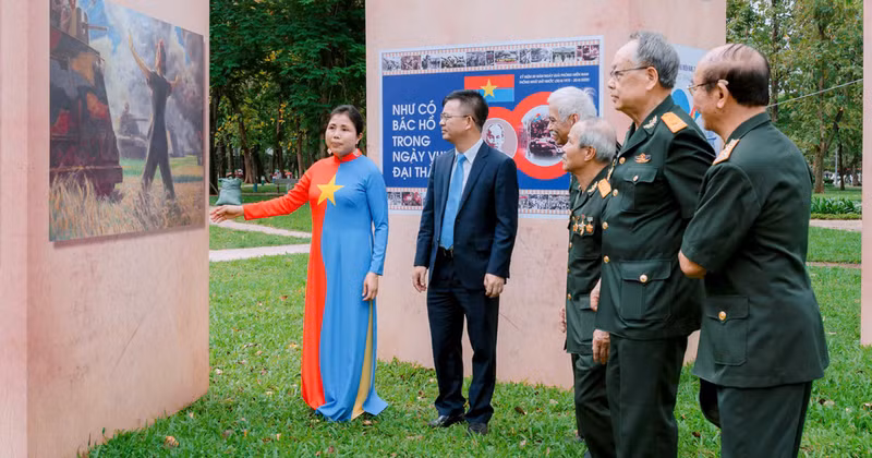 The exhibition attracts great interest from war veterans.