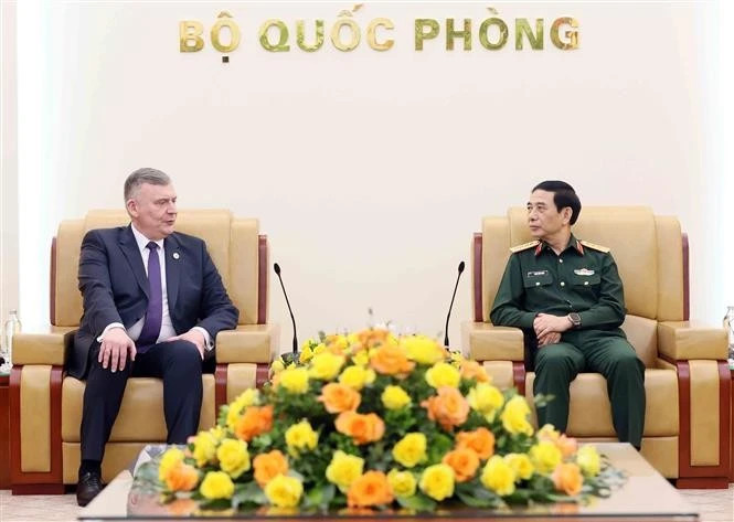 Minister of National Defence General Phan Van Giang (R) hosts Secretary of State at the Ministry of National Defence of Poland Pawel Bejda in Hanoi on March 24. (Photo: VNA) 
