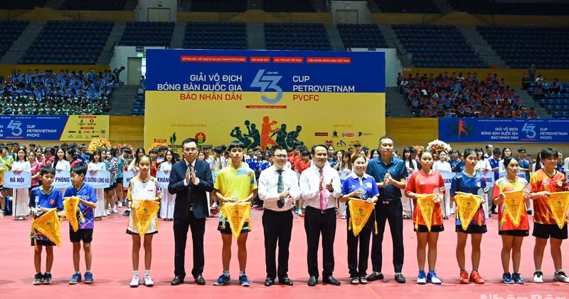 Delegates present commemorative flags and medals to participating teams. (Photo: NDO)