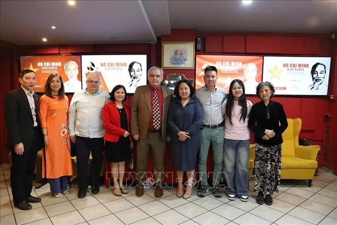 Participants pose for a group photo at the special film screening commemorating the 135th birth anniversary of President Ho Chi Minh on May 19 in Greece. (Photo: VNA) 