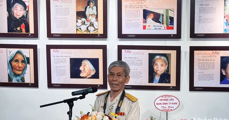 Colonel, journalist and photographer Tran Hong speaks at the opening ceremony. 