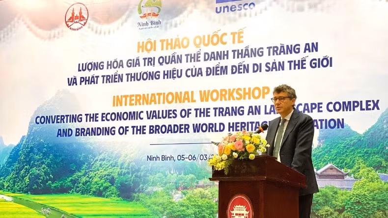 Jonathan Baker, Head of the UNESCO Office in Vietnam, delivers a speech at the workshop.