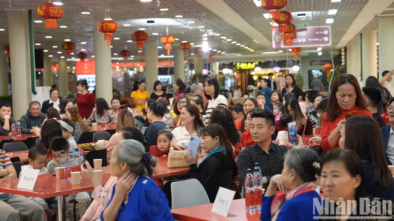This event provides Vietnamese residents living and working at Incentra a chance to connect, meet, and celebrate the traditional Lunar New Year together. It is a cherished tradition that reaffirms that, no matter where they are, Vietnamese people always remember their homeland and roots, especially during the transition from the old year to the new one.