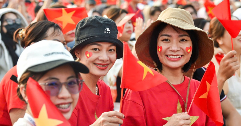 Since early morning, streams of people have gathered at the celebration venue, carrying national flags and a deep sense of pride reflected in every glance and smile. (Photo: THANH DAT)