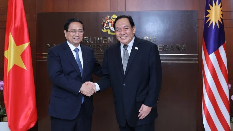 Prime Minister Pham Minh Chinh (L) and President of the Senate of Malaysia Dato Awang Bemee Awang Ali Basah at their meeting in Kuala Lumpur on May 25. (Photo: VGP) 