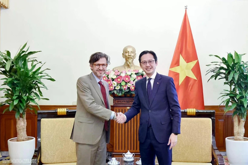 Deputy Minister of Foreign Affairs Do Hung Viet (right) and Colombian Vice Minister of Foreign Affairs for Multilateral Affairs Mauricio Jaramillo Jassir at their meeting in Hanoi on April 16. (Photo: baoquocte.vn) 