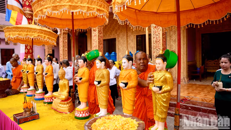 Venerable Nhan Chanh conducts the Buddha bathing ceremony.