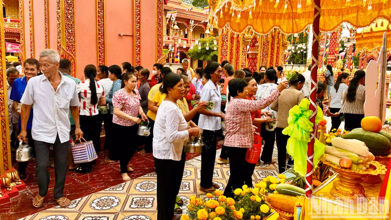 Khmer people pour scented water to pray for peace for their deceased loved ones at stupas in the pagoda grounds.