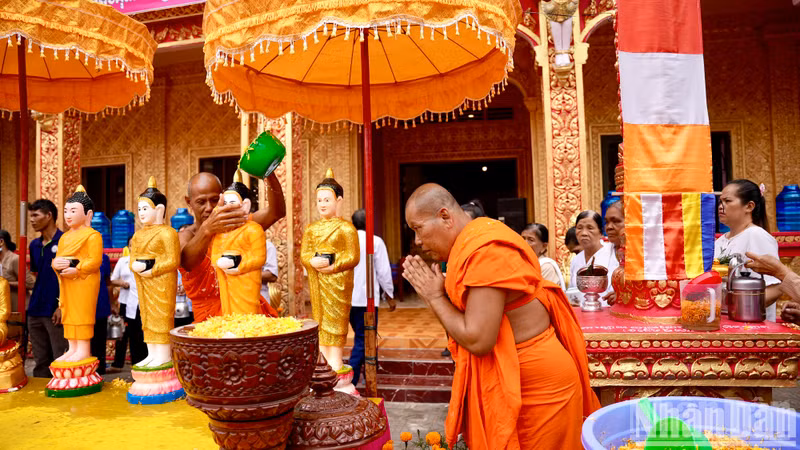 The Buddha bathing ceremony is carried out solemnly.