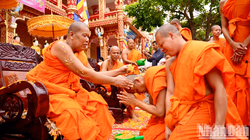 Venerable Nhan Chanh sprinkles scented water and performs spiritual rituals of the Khmer people.