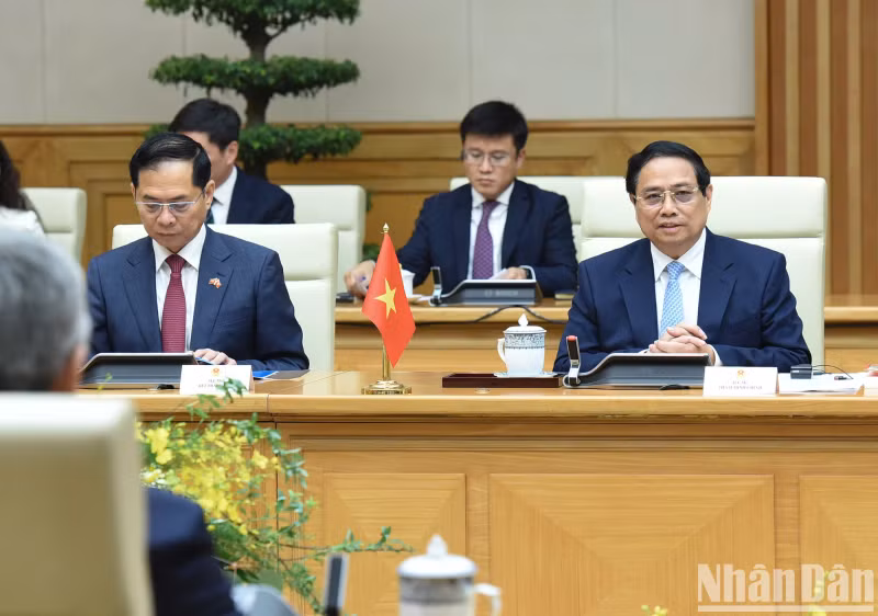 Prime Minister Pham Minh Chinh delivers a speech at the talks with his Kyrgyz counterpart Adylbek Kasymaliev.