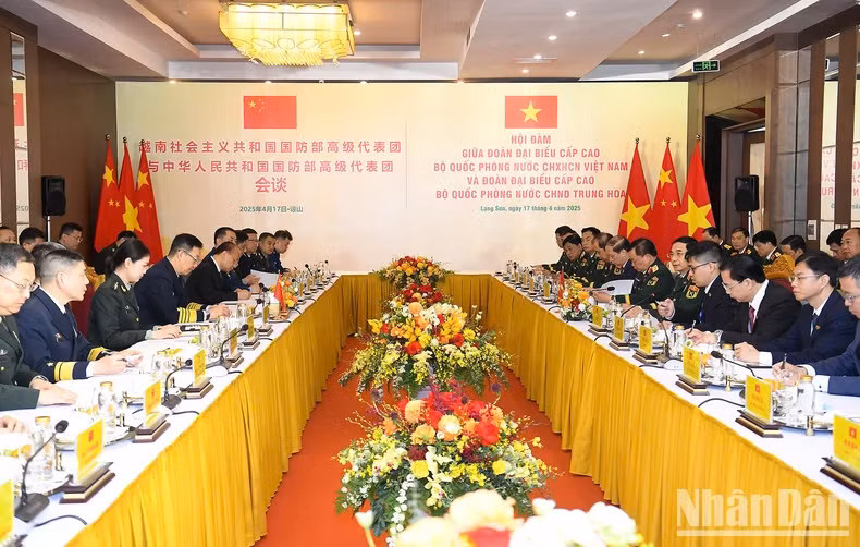 Vietnamese Minister of National Defence Phan Van Giang holds talks with his Chinese counterpart Senior Lieutenant General Dong Jun in the northern border province of Lang Son on April 17. (Photo: NDO)