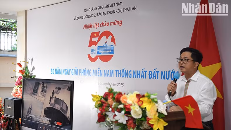 Consul General Dinh Hoang Linh delivers his speech at the ceremony on the evening of April 25, 2025.