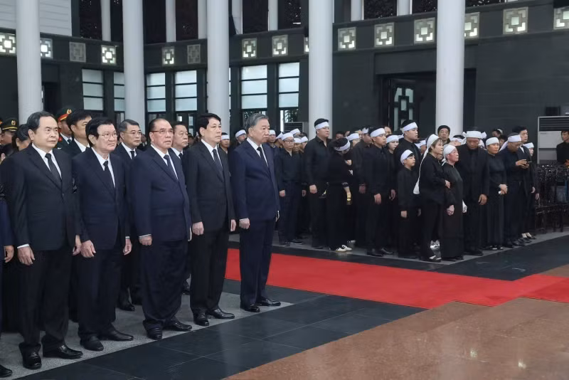 Party General Secretary To Lam, along with incumbent and former leaders of the Party and State, attend the memorial service for former President Tran Duc Luong. (Photo: VNA)