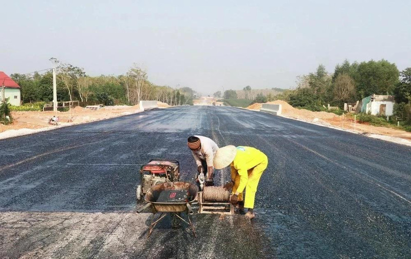 Construction underway for the North - South expressway (Photo: VNA)