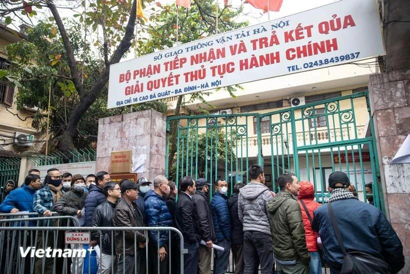 Hanoi residents line up to complete driver's license issuance and renewal procedures. (Photo: VNA) 