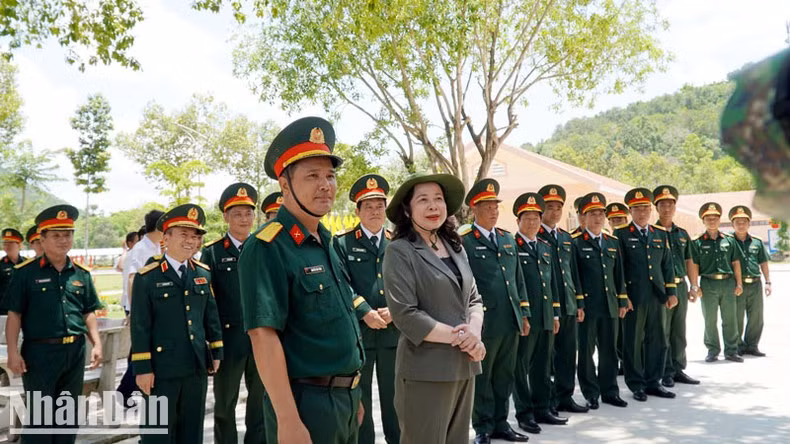 Vice President Vo Thi Anh Xuan visits Infantry Regiment 20.