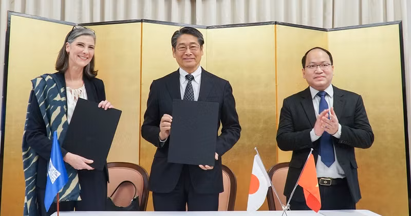 The signing ceremony for the Official Development Assistance (ODA) grant contract for the development of the Vietnam National Innovation Centre was attended by Japanese Ambassador to Vietnam Ito Naoki, UNDP Resident Representative in Vietnam Ramla Khalidi, and Director of the NIC Vu Quoc Huy. (Photo: UNDP Vietnam)