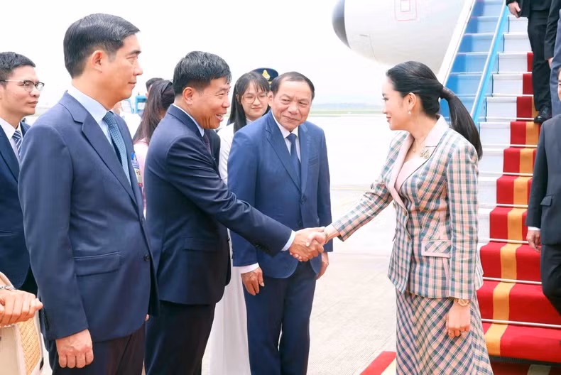 The welcome ceremony for Prime Minister Paetongtarn Shinawatra is held at Noi Bai International Airport in Ha Noi.