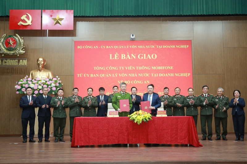 At the ceremony on February 28 to officially transfer MobiFone Telecommunications Corporation from the commission to the Ministry of Public Security. (Photo: cand.com.vn)