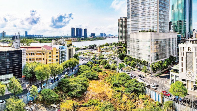 The plot of land located at 2-4-6 Hai Ba Trung Street, District 1, Ho Chi Minh City, has remained abandoned for many years. (Photo: DUY ANH)