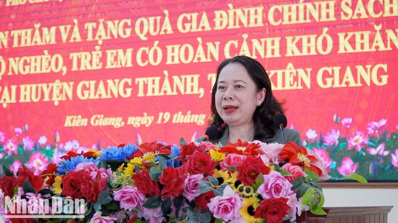 Vice President Vo Thi Anh Xuan speaks at the gift-giving ceremony in Giang Thanh District.